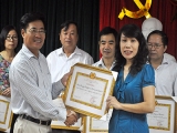 Đồng chí Trương Hùng Long - Phó bí thư đảng ủy trao quyết định khen thưởng cho chi bộ VVFC